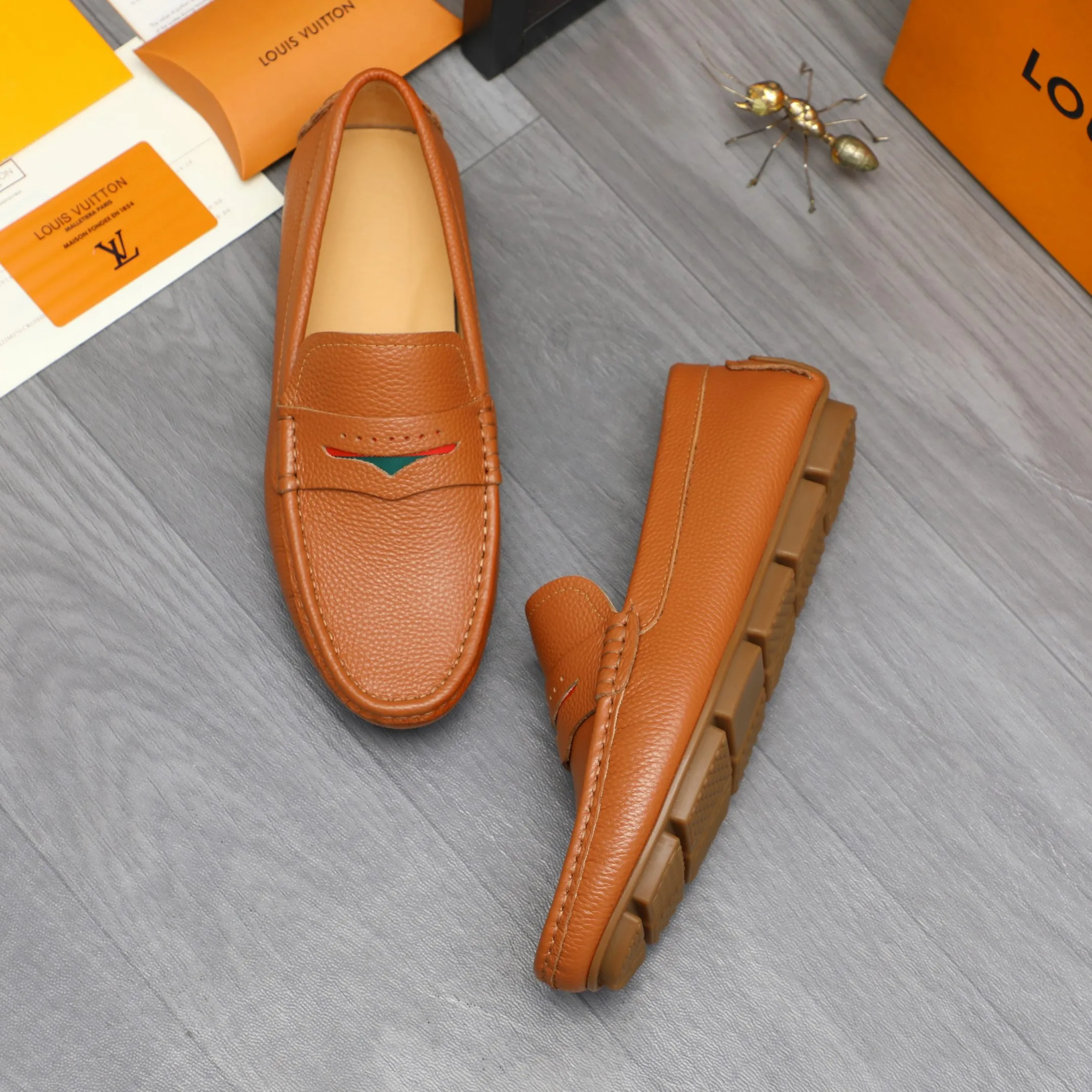 Men's shoes 💰360 Product trademark: LV "Louis Vuitton" casual slip-on men's shoes Regular size: 38-45 Product material: Selected pebbled cowhide upper, pigskin lining, rubber outsole